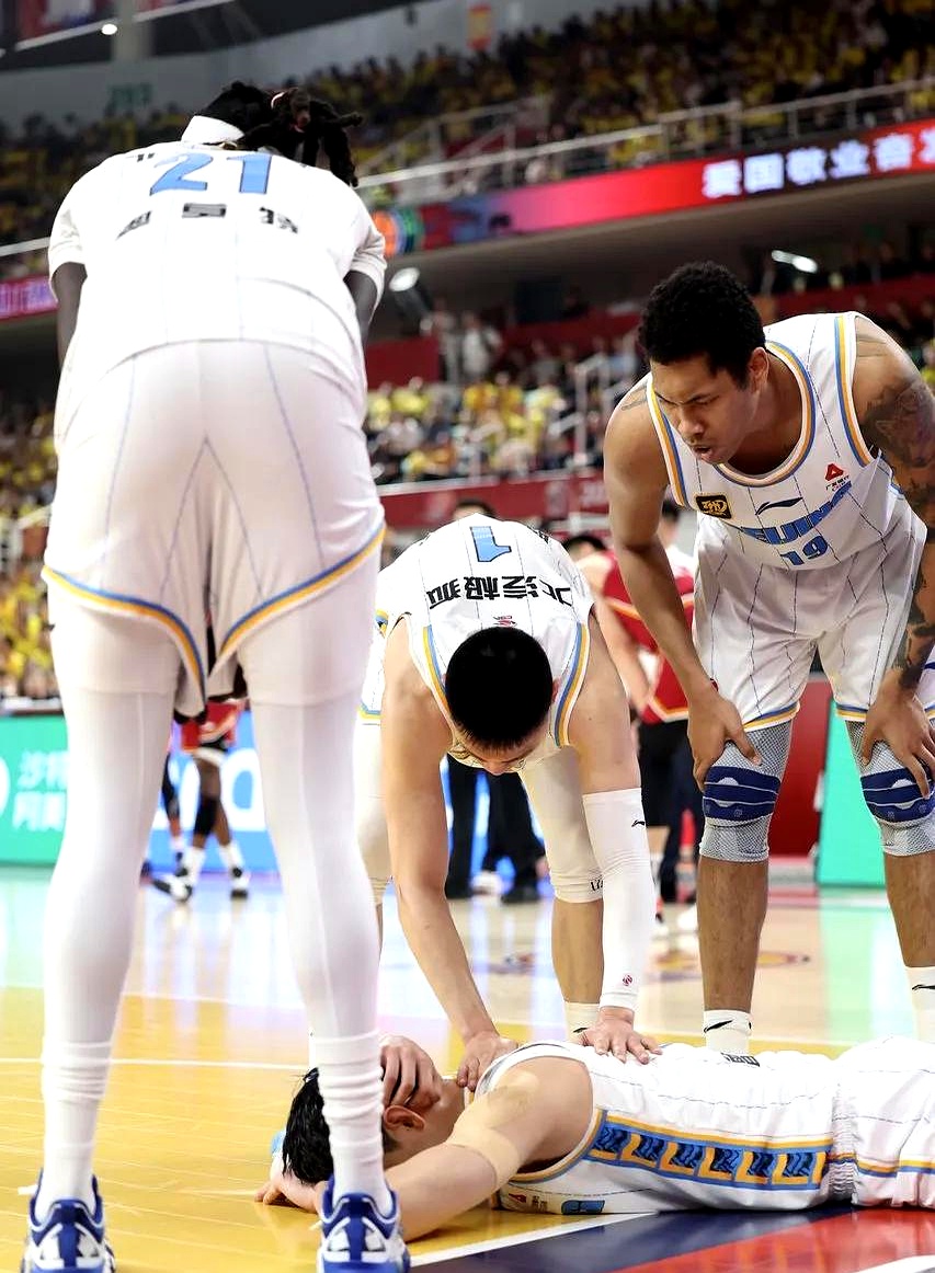 华体会-CBA明星选手受伤退赛,引发热议  第2张 华体会-CBA明星选手受伤退赛,引发热议  第2张